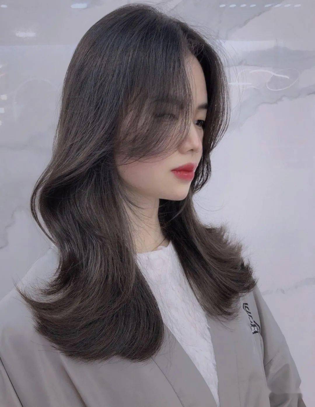 最新中長(zhǎng)發(fā)型展示,最新中長(zhǎng)發(fā)型展示，時(shí)尚潮流與個(gè)人立場(chǎng)的探討