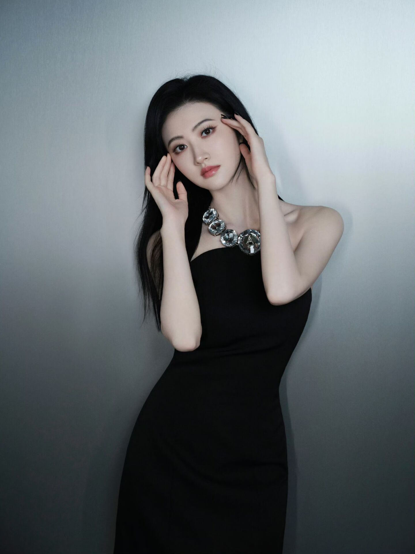 景甜近期美照，科技之光下的時(shí)尚魅力體驗(yàn)