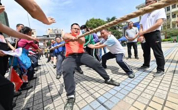 拔河比賽的激烈瞬間，團隊精神的展現(xiàn) 200字作文