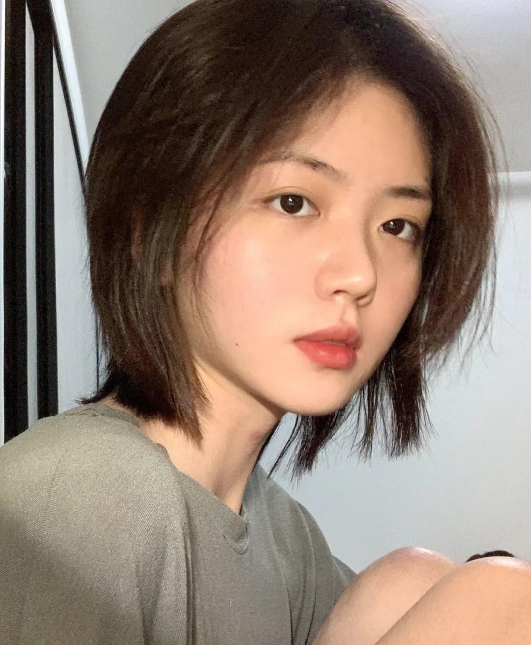 最新短發(fā)造型圖片女，展現(xiàn)變化之美，自信閃耀光芒