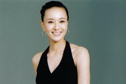 演員石爻近照，科技之光下的重塑自我