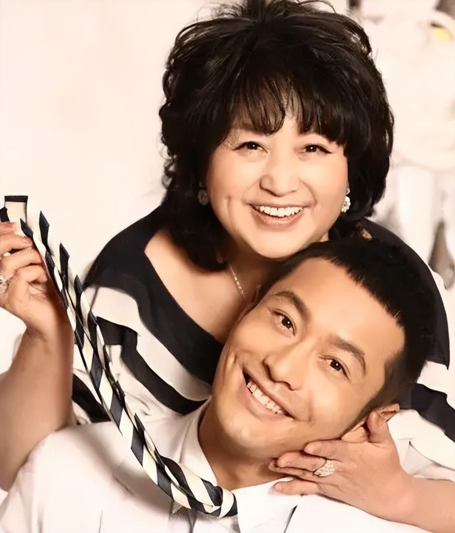 黃曉明兒子最新照片揭秘，科技小寶貝展現(xiàn)未來生活新面貌