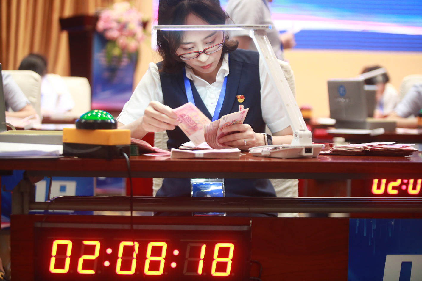 機器點鈔比賽技巧揭秘，技術(shù)之光在指尖舞動，專業(yè)視頻教程助你成為點鈔高手！