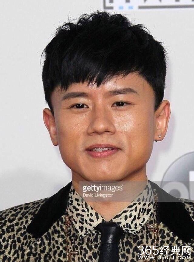 皮膚黝黑的男明星，自信毅力鑄就熒屏舞臺勵志傳奇