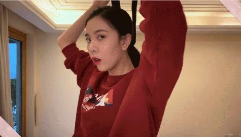 科技時尚新篇章，明星與絲巾的魅力交融