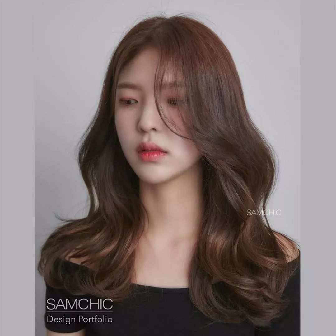 最新長發(fā)發(fā)型流行趨勢，打造迷人長發(fā)的步驟指南