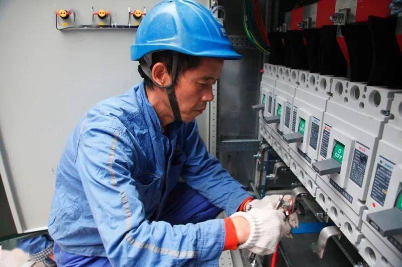 最新老電工薪資動(dòng)態(tài)，心靈與電線的交織之旅