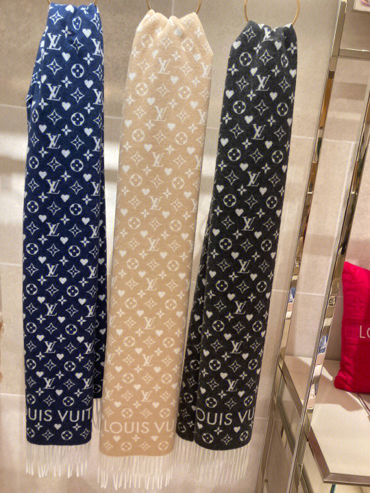 最新LV圍巾款式，時(shí)尚與品質(zhì)的完美融合風(fēng)采展示