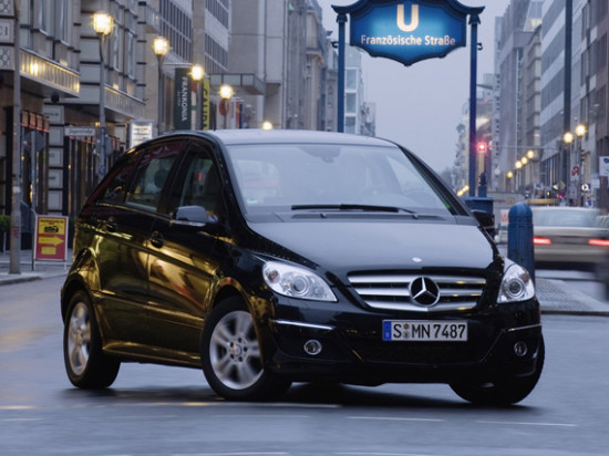 奔馳B200價(jià)格及駕馭之旅，自信翱翔的勵(lì)志之旅