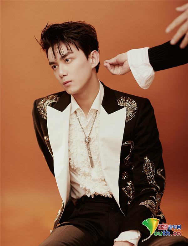 吳磊新寫真星光璀璨，展現(xiàn)時(shí)代影響力風(fēng)采