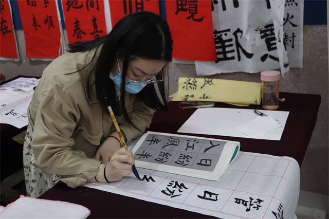 教師三筆字比賽,在一個(gè)寧靜的小城，有一所充滿歡聲笑語的學(xué)校。這里有一位名叫小林的年輕教師，他性格熱情開朗，總是充滿活力。最近，學(xué)校舉辦了一場(chǎng)別開生面的教師三筆字比賽，小林也躍躍欲試，準(zhǔn)備展現(xiàn)自己的書法才華。