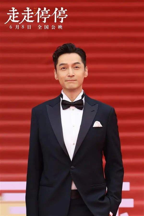 上戲男演員與高科技產(chǎn)品的魅力交融，領(lǐng)略科技，體驗(yàn)未來(lái)生活