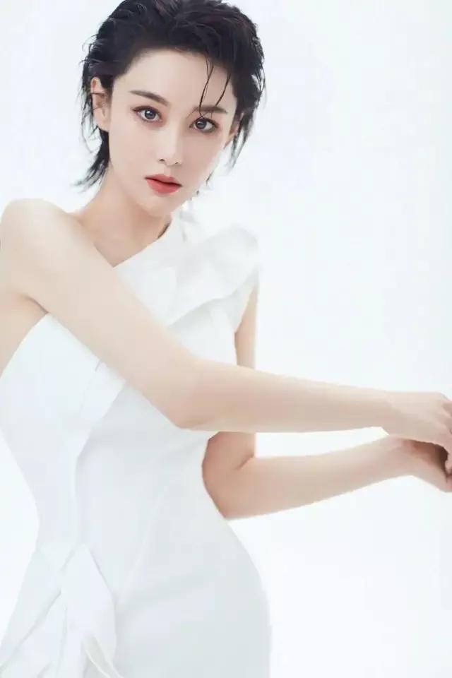 張馨予最新寫真集揭秘，小巷深處的攝影魅力