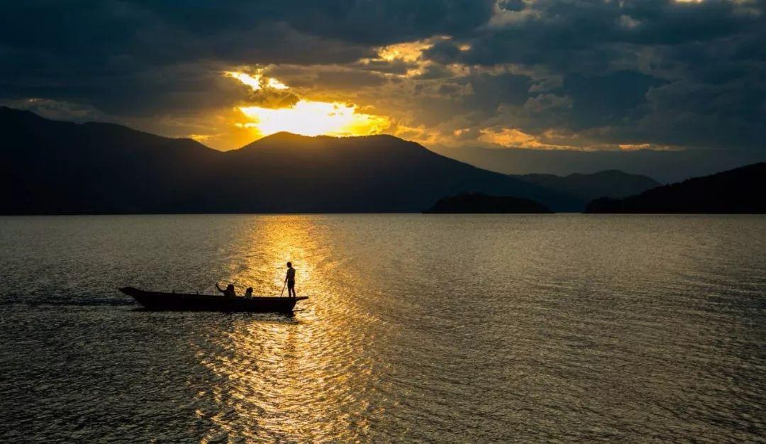 最新愛國詩歌，小巷詩意與獨特小店的愛國情懷