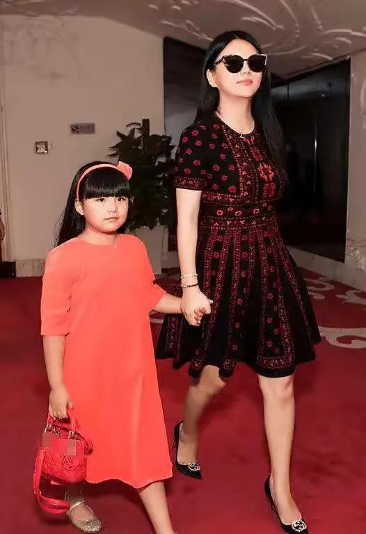 李湘最新照片，星光璀璨下的時(shí)代印記風(fēng)采