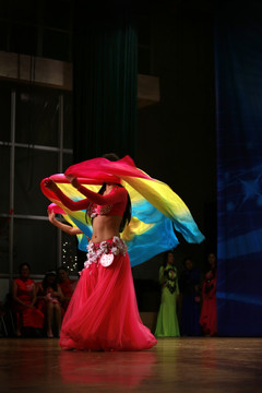 時(shí)尚與傳統(tǒng)交織，最新綢子舞的魅力展現(xiàn)