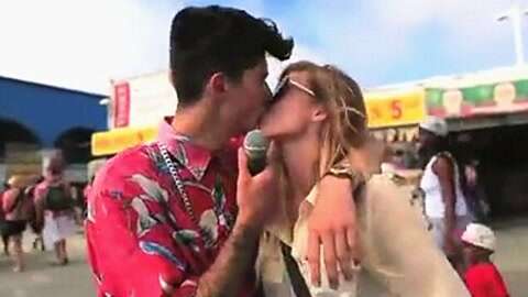 外國(guó)親吻視頻，跨國(guó)浪漫的親吻瞬間??