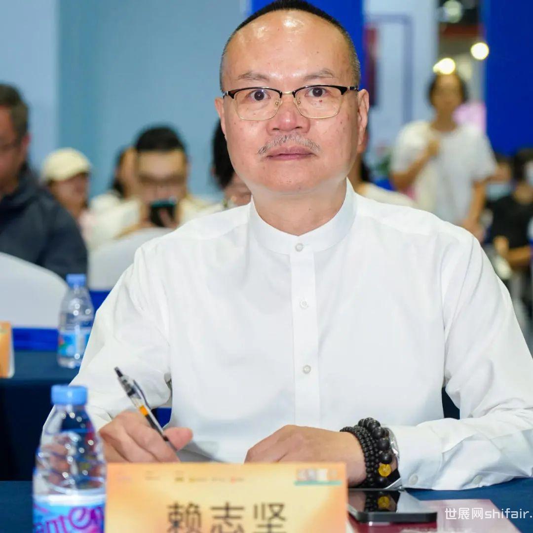 賴志堅最新風采，引領潮流，展現(xiàn)獨特魅力