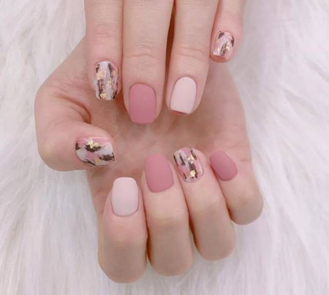 2025最新款式美甲圖片,最新款式美甲圖片探析，2025年的時(shí)尚走向與個(gè)人觀點(diǎn)