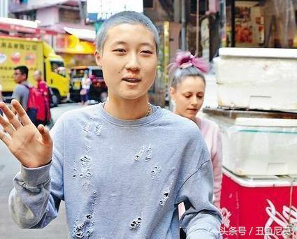 吳卓林最新頭型與心靈之旅，自然美景下的獨特風采