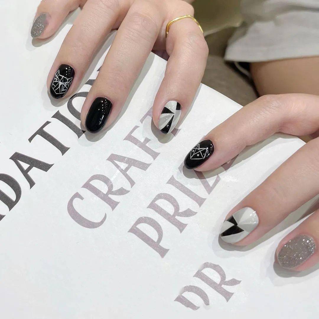 最新個(gè)性美甲款型，時(shí)尚潮流的細(xì)致演繹