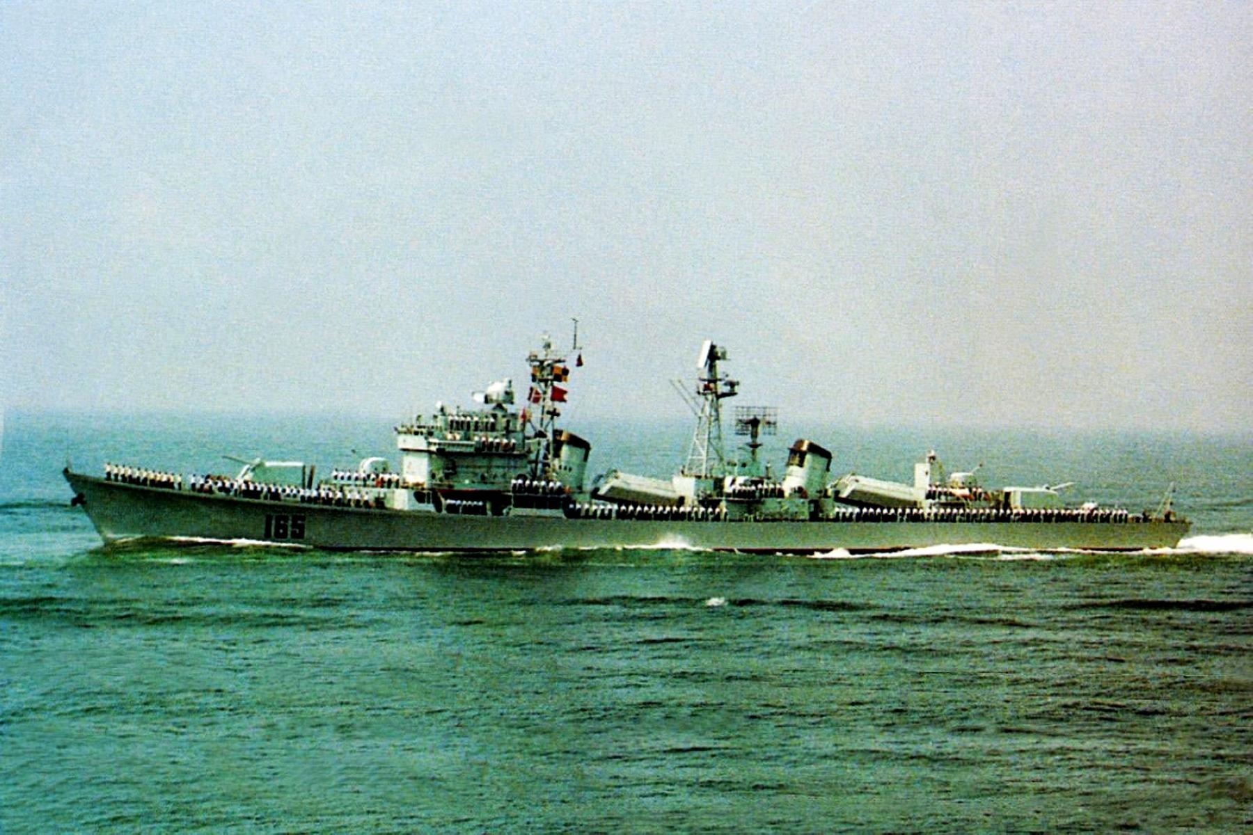 最新型導(dǎo)彈驅(qū)逐艦，揚(yáng)帆起航，自信展現(xiàn)成就感的強(qiáng)大力量