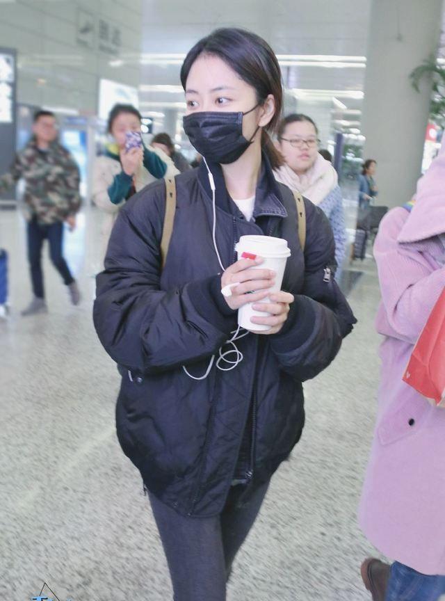 譚松韻機(jī)場最新街拍，科技風(fēng)尚的絕佳展示