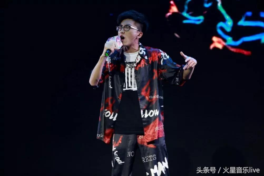 火星直播最新版，小巷星辰璀璨直播小店探秘