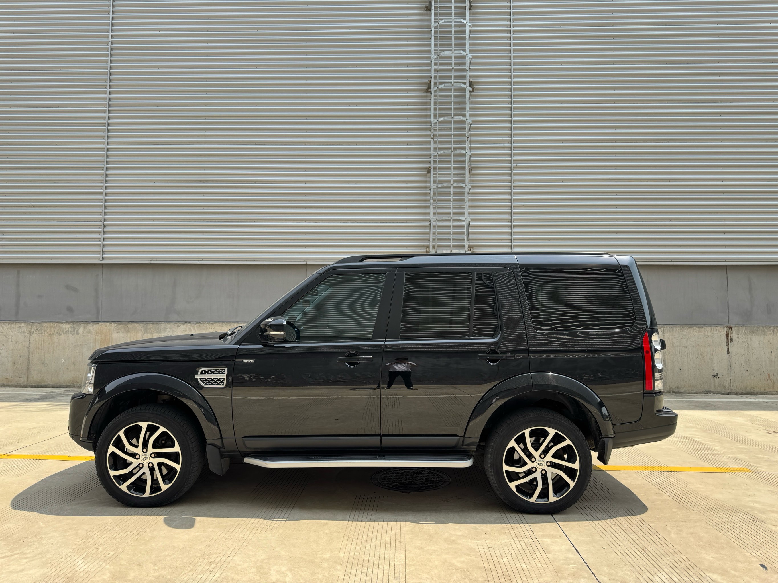 路虎發(fā)現(xiàn)4最新款，小巷中的奢華隱藏之寶