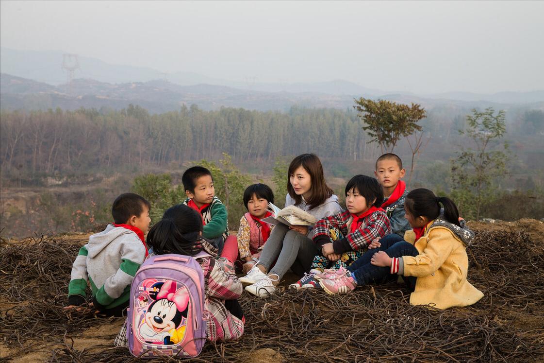 教師工資上調(diào)最新政策，自然美景之旅中的教育之光