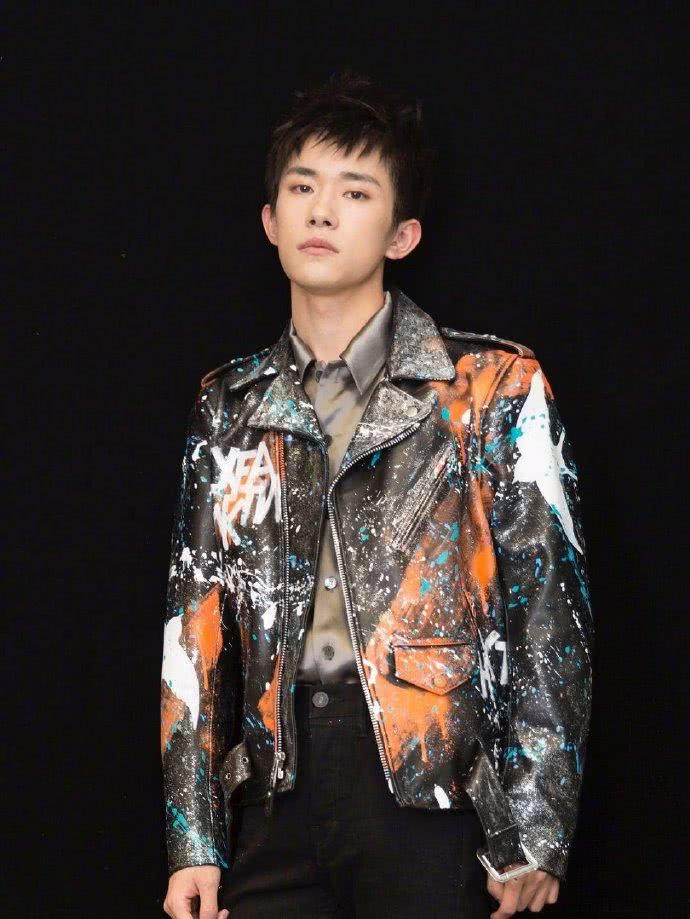 TFBoys最新合照，小巷深處的音樂與美食交匯的魅力之夜