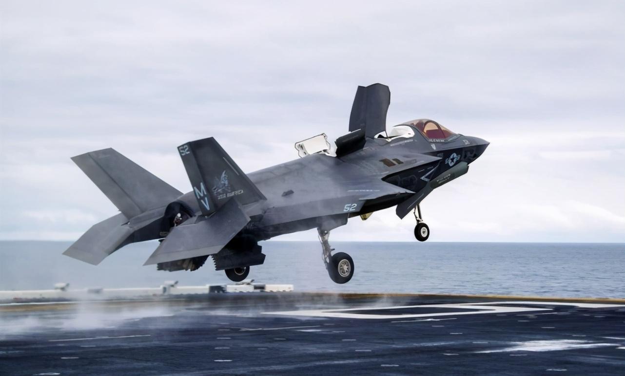 中國最新隱形戰(zhàn)機翱翔藍天，自信成就夢想之巔