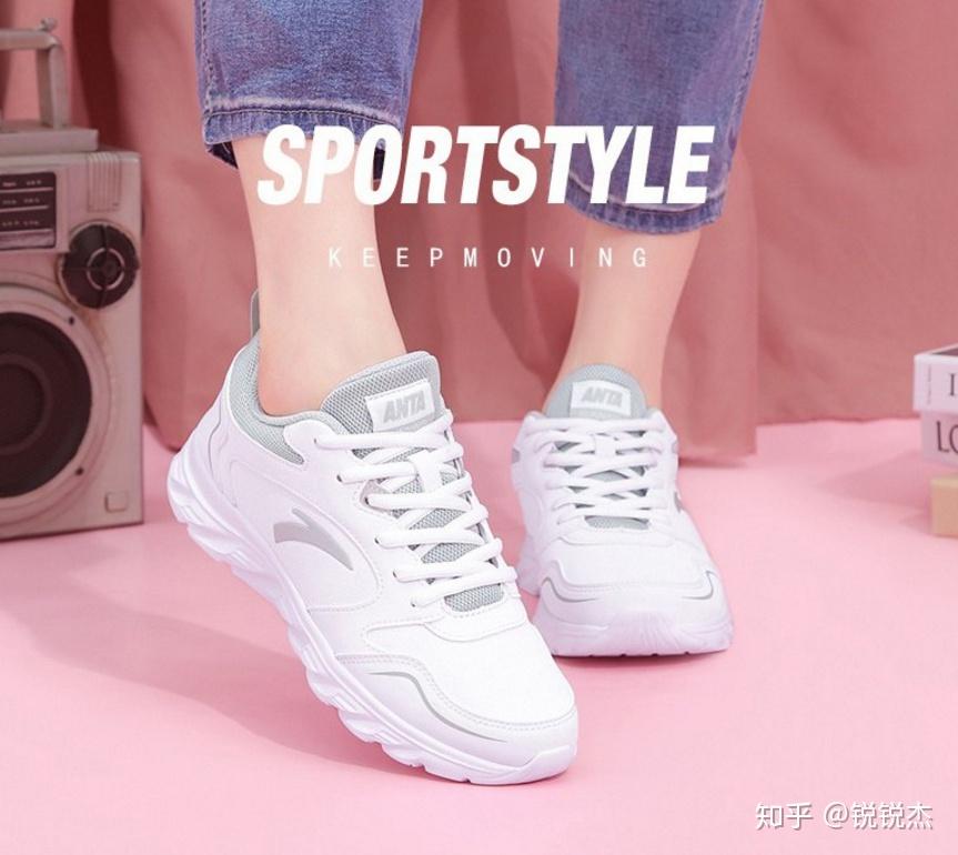 安踏最新跑步鞋，引領(lǐng)步伐，舒適時尚盡享！