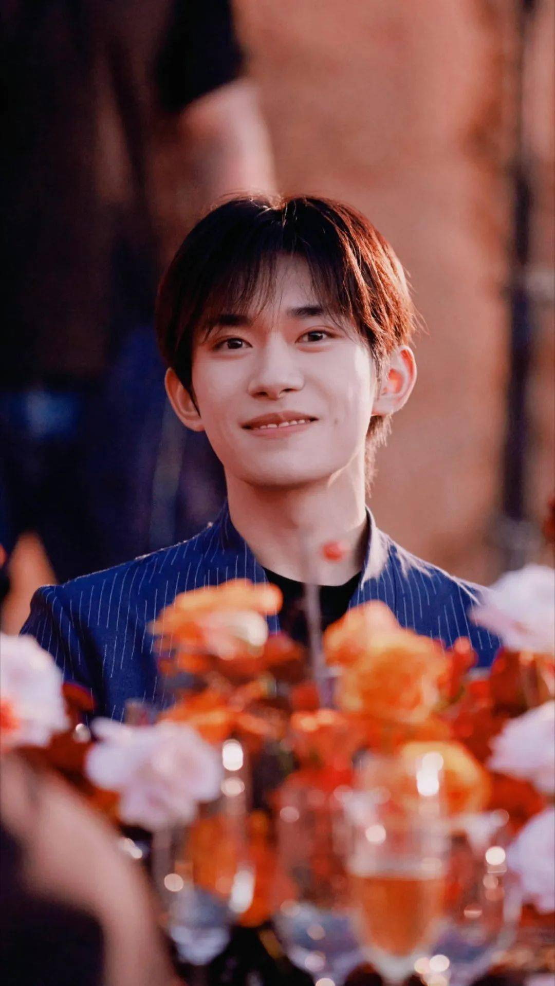 易烊千璽最新高清照片曝光，小巷深處的獨(dú)特魅力