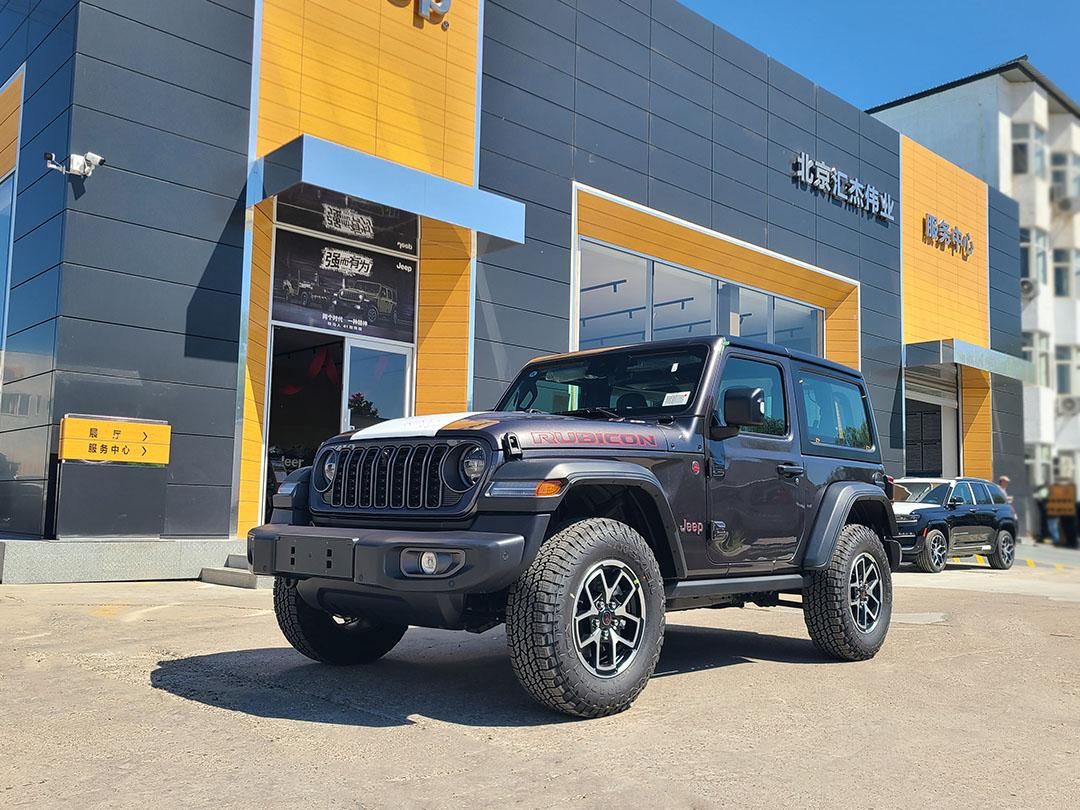 牧馬人2025款最新圖片揭秘，小巷深處的越野風情展示