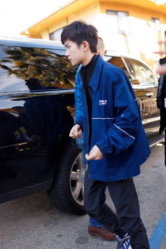 易烊千璽最新街拍照，自然美景中的旅行探索之旅