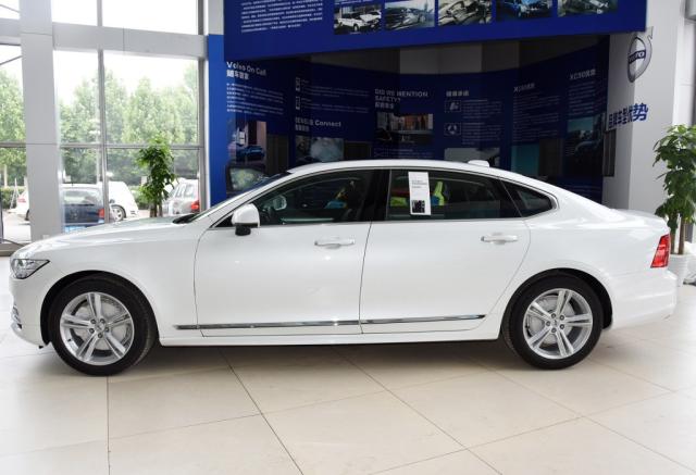 最新款三十萬轎車，小明的溫馨生活之選