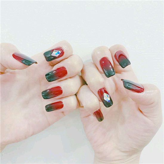 時尚紅黑美甲搭配，潮流交融演繹新風(fēng)尚