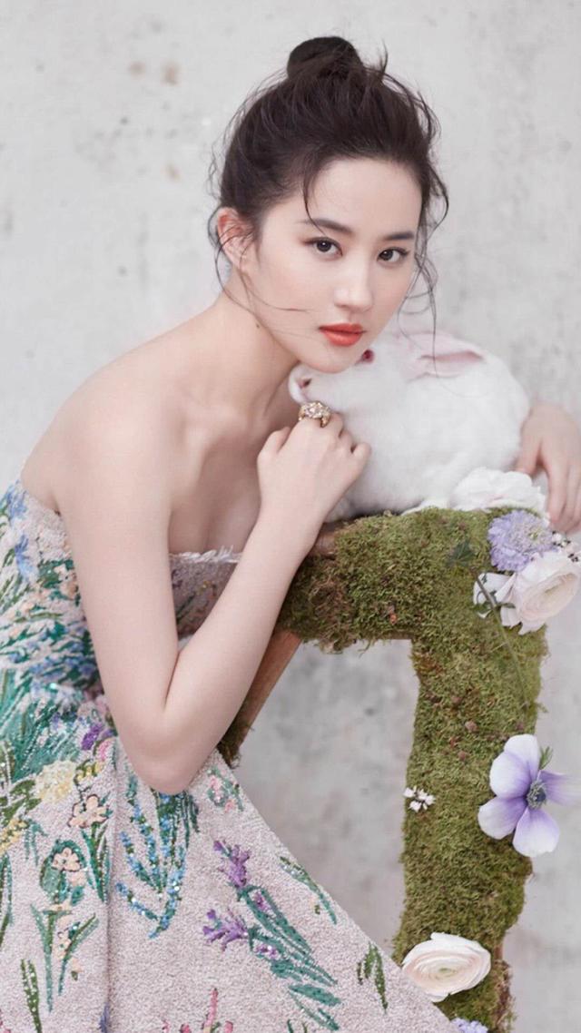 劉亦菲最新性感照與探索自然美景之旅，尋找內(nèi)心寧?kù)o的旅程